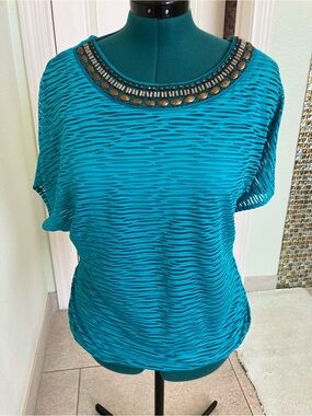 I.N. Studio Teal Short Sleeve Top w/ Beaded Neck & a cinched hem L